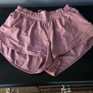 lulumeon athletica hotty hot shorts size 6, 2.5”